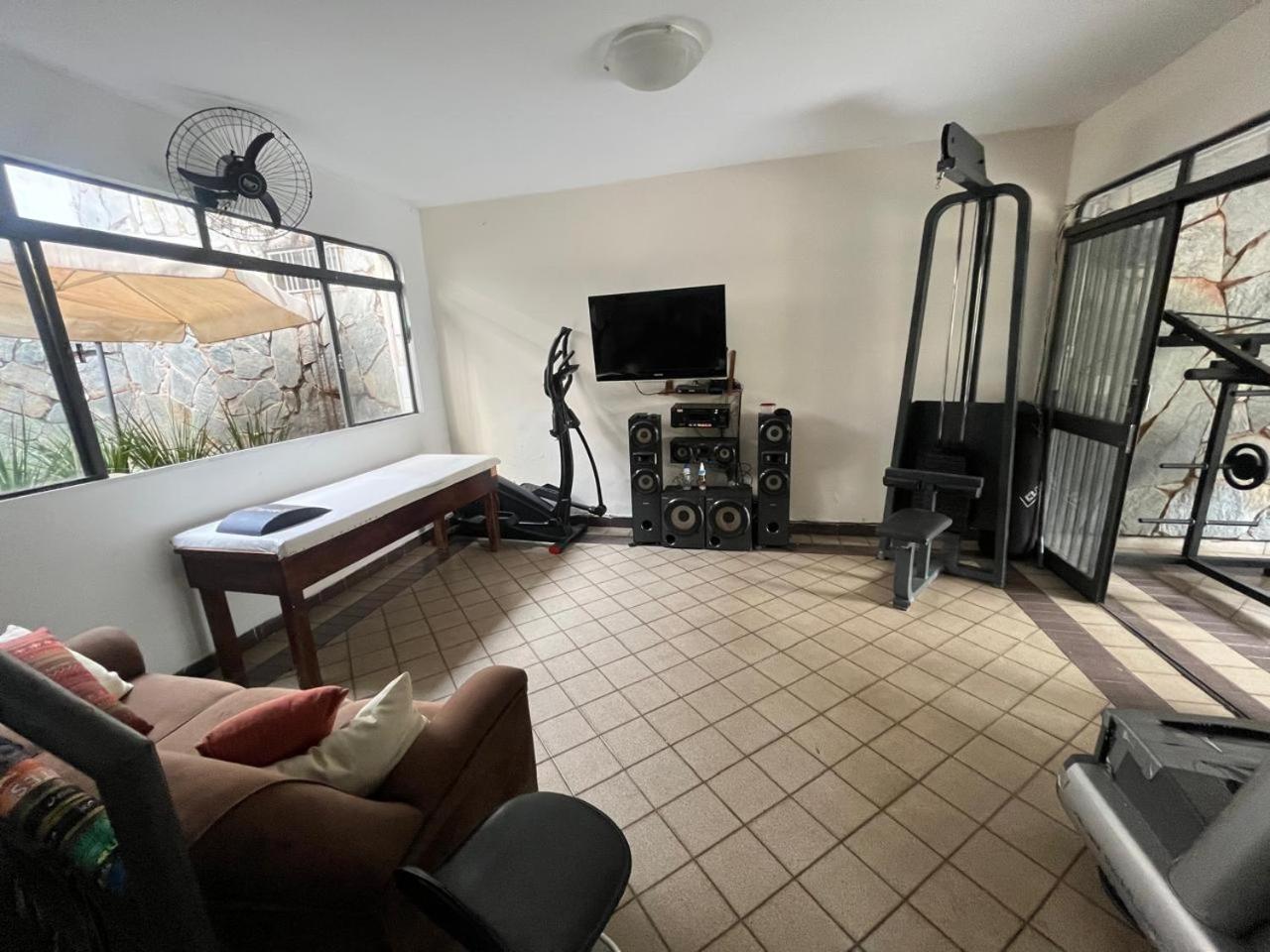 Casa Quintal Bueno! 5 Quartos Com Ar Split E Internet Ultra! Perto Do Melhor De Goiania! Marista Parques Areiao E Vaca Brava Hospital Premium Mater Dei Blue Fit Perdomo Goiania Shopping! المظهر الخارجي الصورة